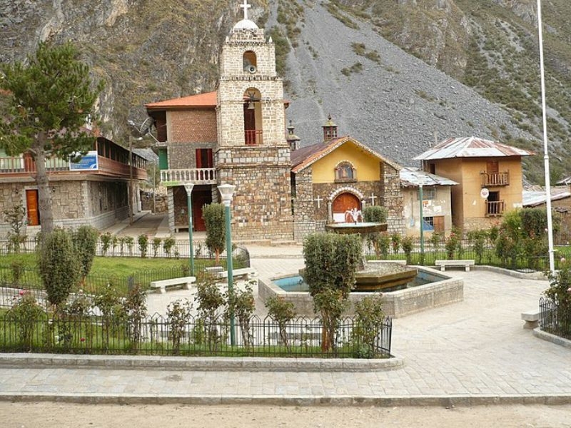 PLAZA PRINCIPAL HUANCAYA